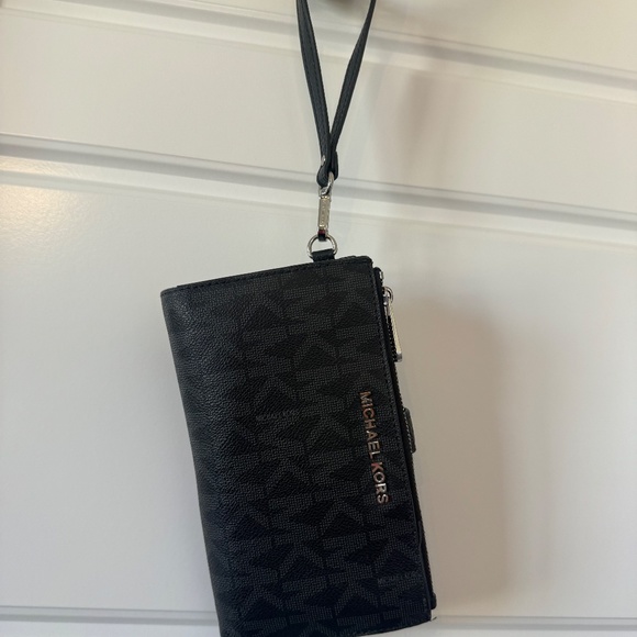 Michael Kors Wallet/phone holder wristlet - Picture 5 of 5